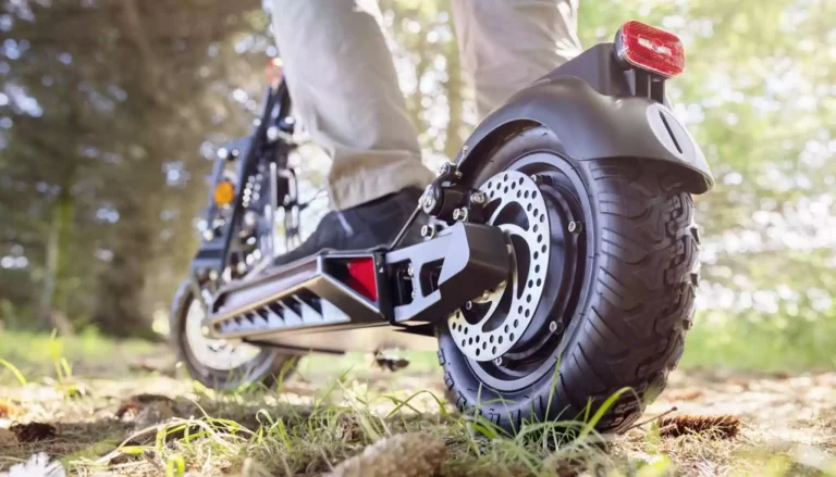 Homme adulte utilisant une trottinette électrique moderne en ville – comparatif 2025