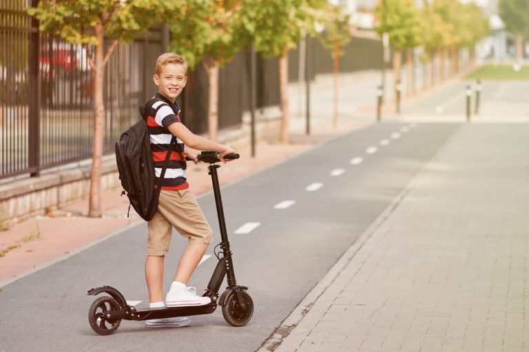 Adolescent utilisant une trottinette électrique adaptée