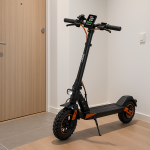 Trottinette électrique Joyor S5-Z rangée dans un appartement moderne pour un usage urbain quotidien